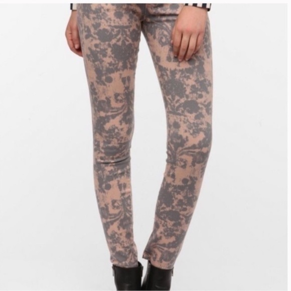 Urban Outfitters BDG Mid Rise Cigarette Jean 26 W 30 L Pink Gray Print - Picture 2 of 7